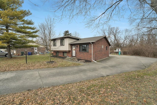 view of front of house featuring a front lawn