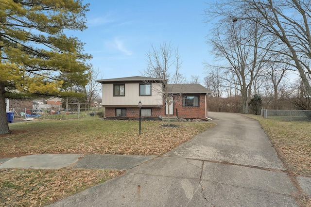 tri-level home featuring a front yard