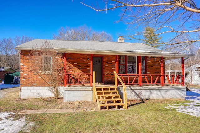 view of front of house with a front lawn and covered porch