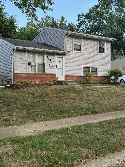 tri-level home featuring a front lawn