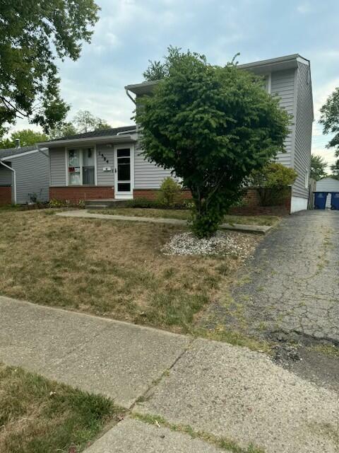 view of front of home featuring a front lawn