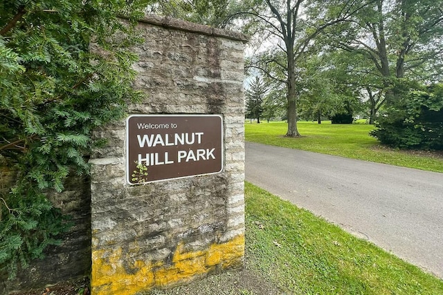 community / neighborhood sign featuring a lawn