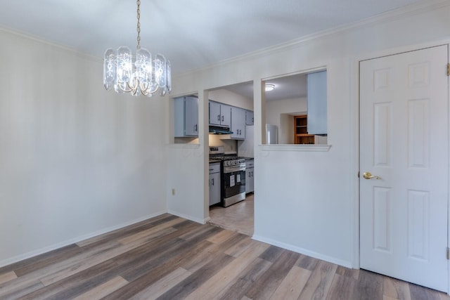 dining room featuring crown molding, an inviting chandelier, and hardwood / wood-style floors