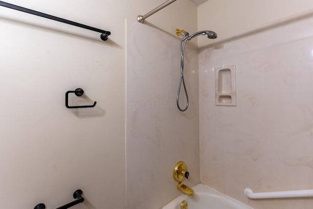 bathroom with tiled shower / bath combo