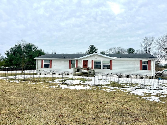 manufactured / mobile home featuring a lawn