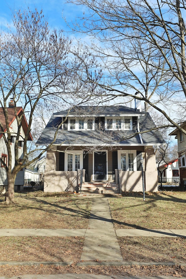 view of front of home featuring a front yard