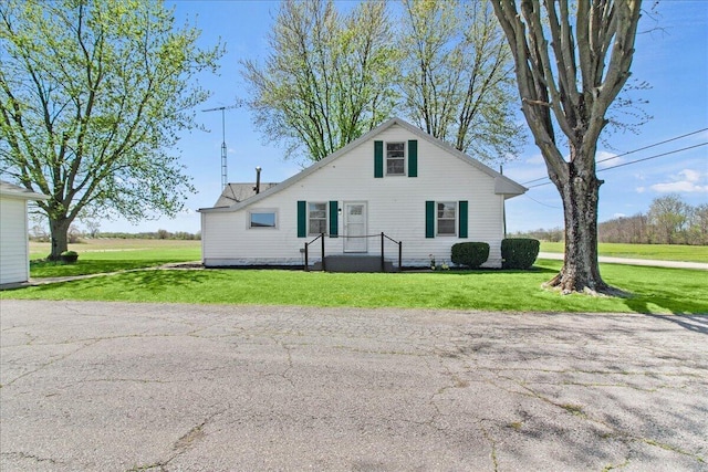 bungalow featuring a front yard