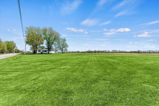 view of yard featuring a rural view
