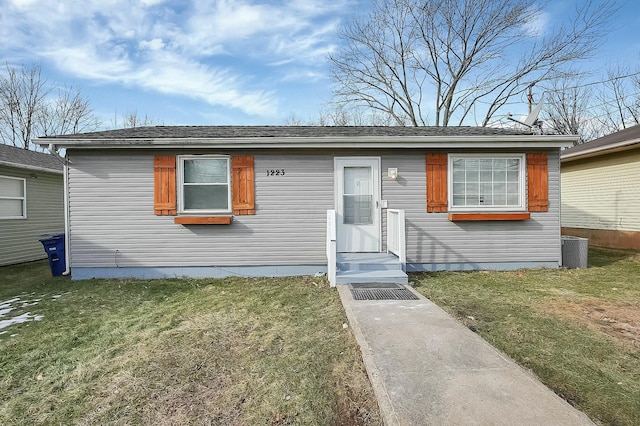 view of front of property featuring a front yard