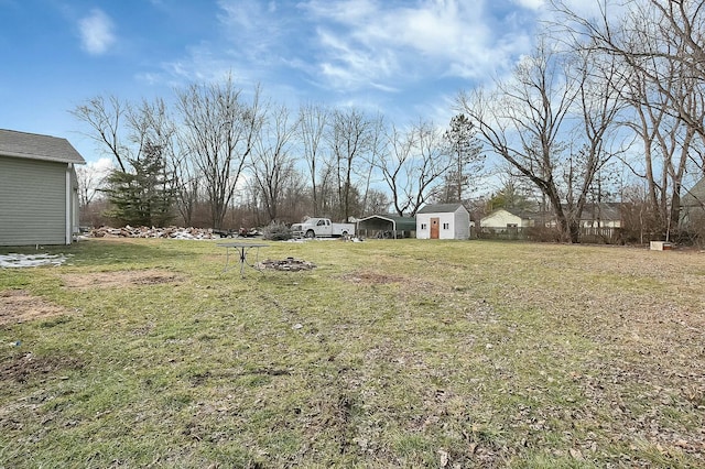 view of yard featuring a storage shed