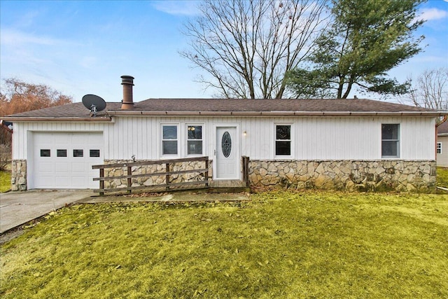 view of front of home featuring a garage and a front yard