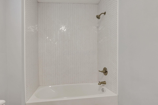 bathroom with tiled shower / bath combo