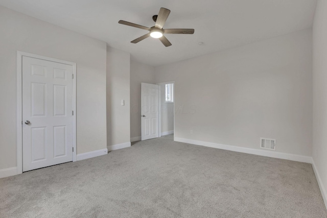 carpeted empty room featuring ceiling fan