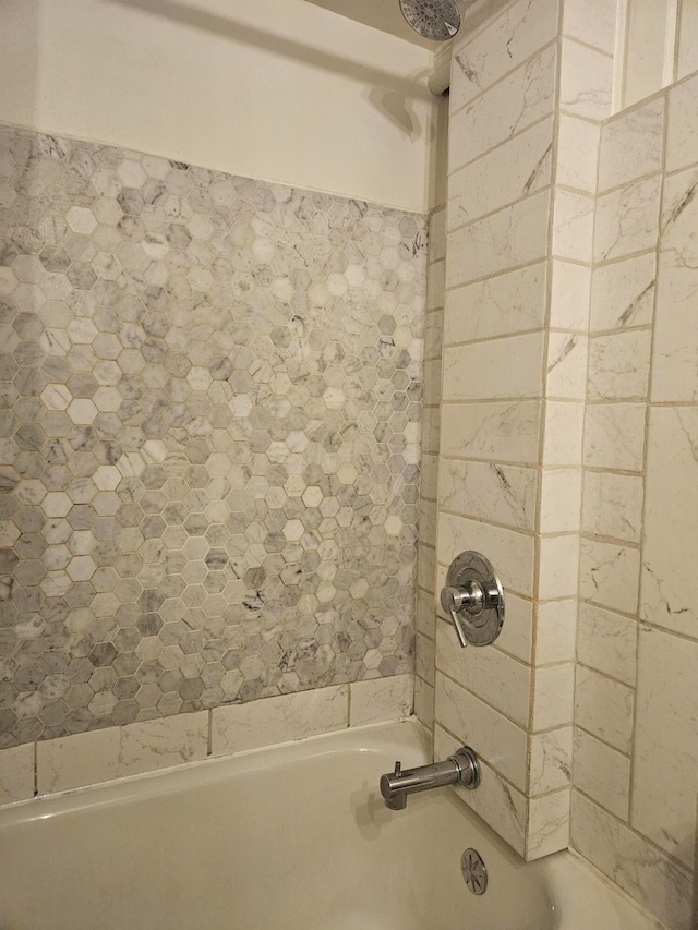 bathroom featuring tiled shower / bath