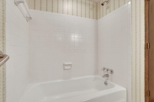 bathroom with tiled shower / bath