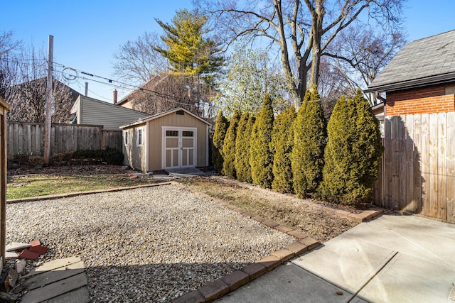 view of yard with a storage unit