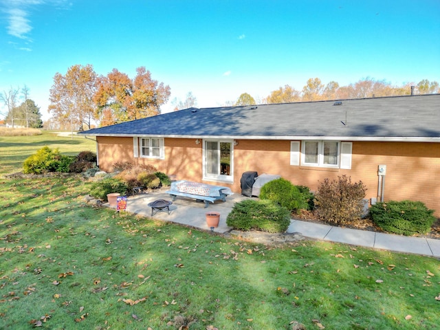 view of front of house featuring a patio area and a front yard