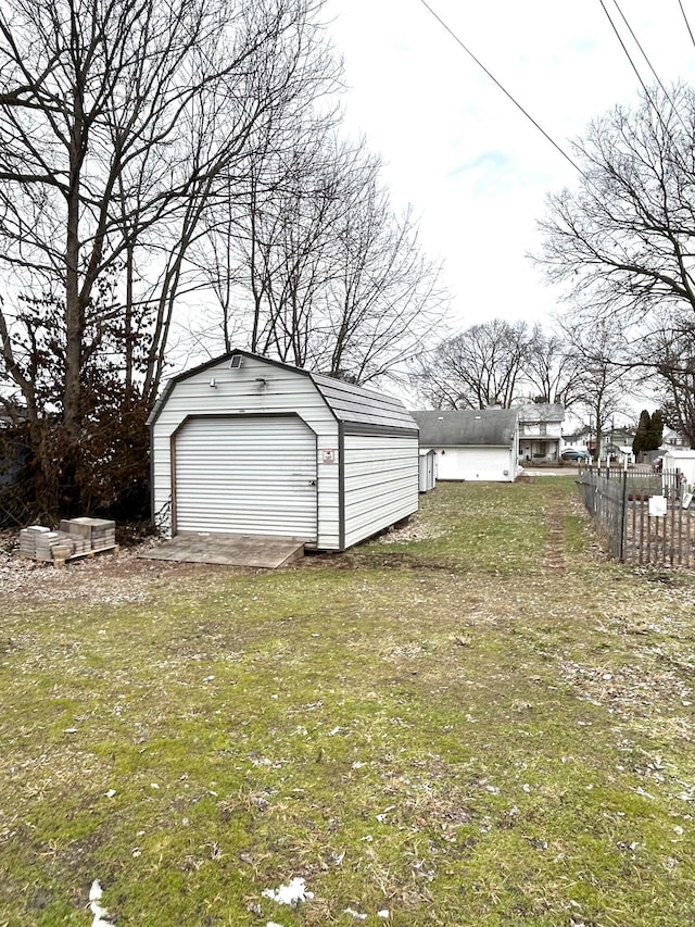 view of yard featuring an outbuilding and a garage