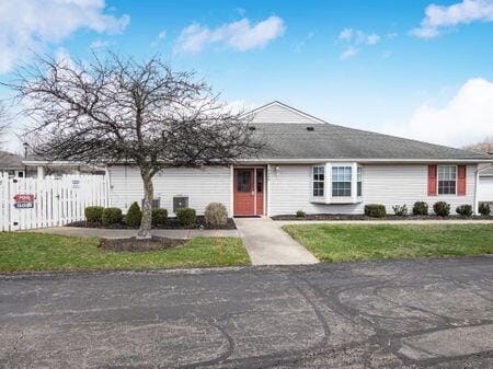 single story home with a front yard