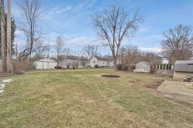 view of yard with a shed