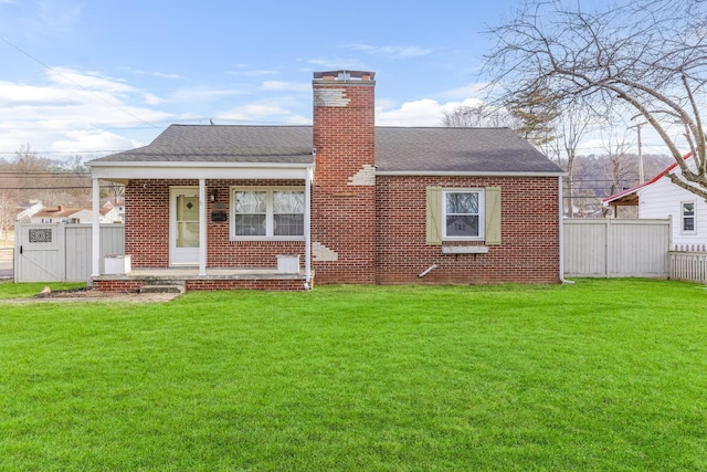 back of house featuring a lawn