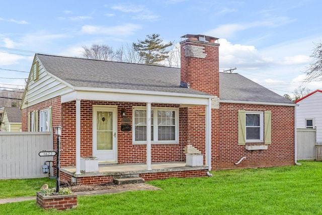 view of front of home featuring a front yard