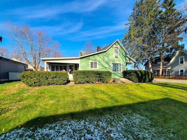 view of front facade with a front lawn