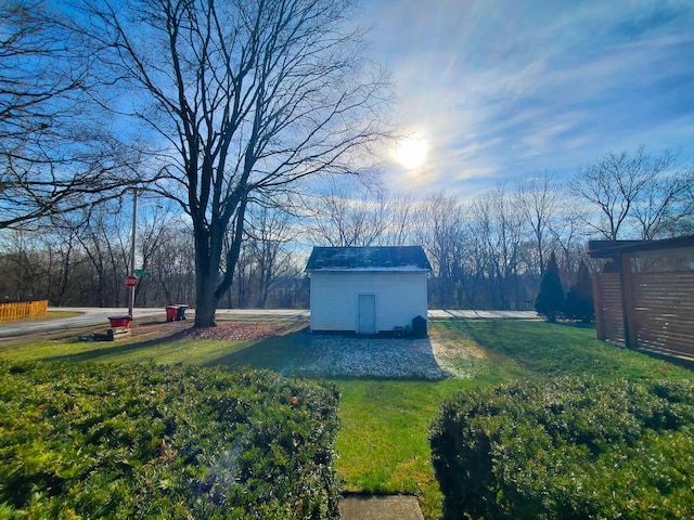 view of yard with a storage unit