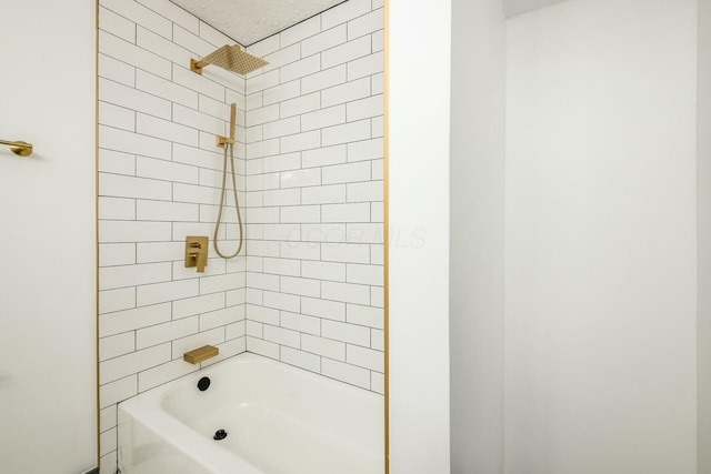 bathroom featuring tiled shower / bath