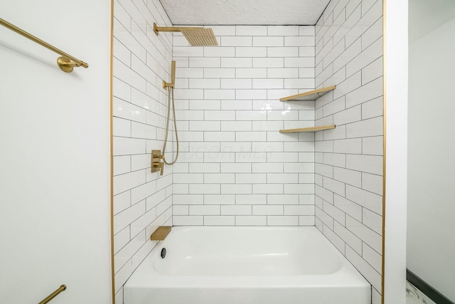 bathroom featuring tiled shower / bath