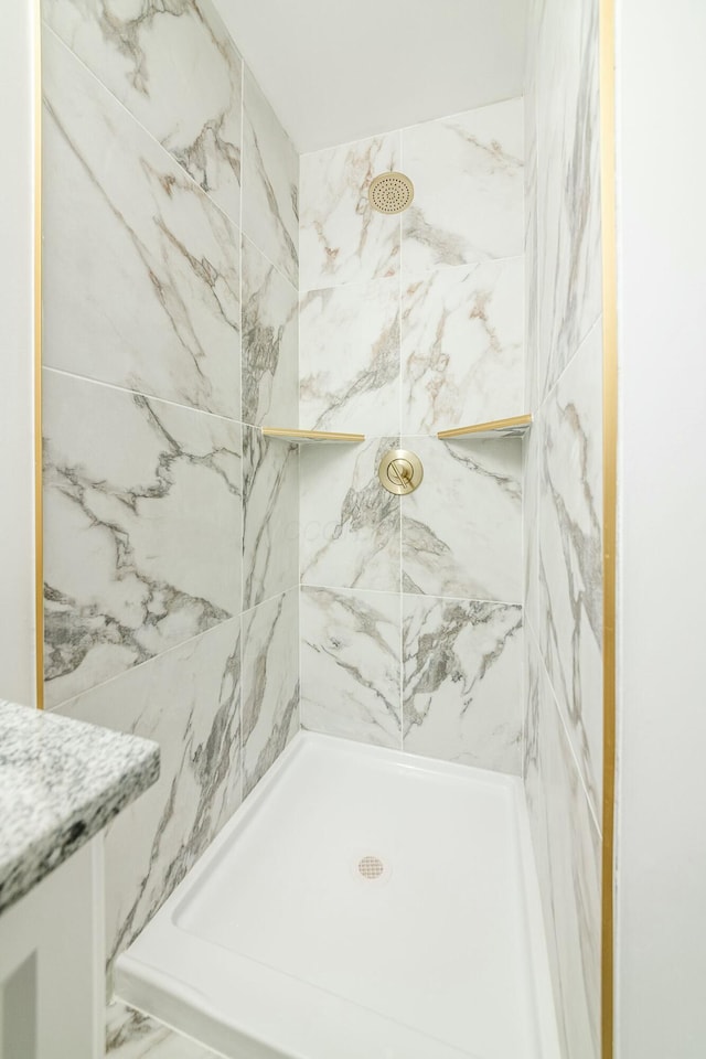 bathroom featuring a tile shower