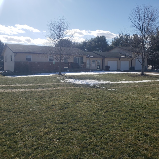 view of front facade featuring a garage and a front yard