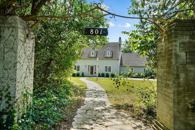 view of front facade featuring a front yard