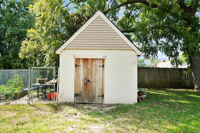 view of outdoor structure featuring a yard