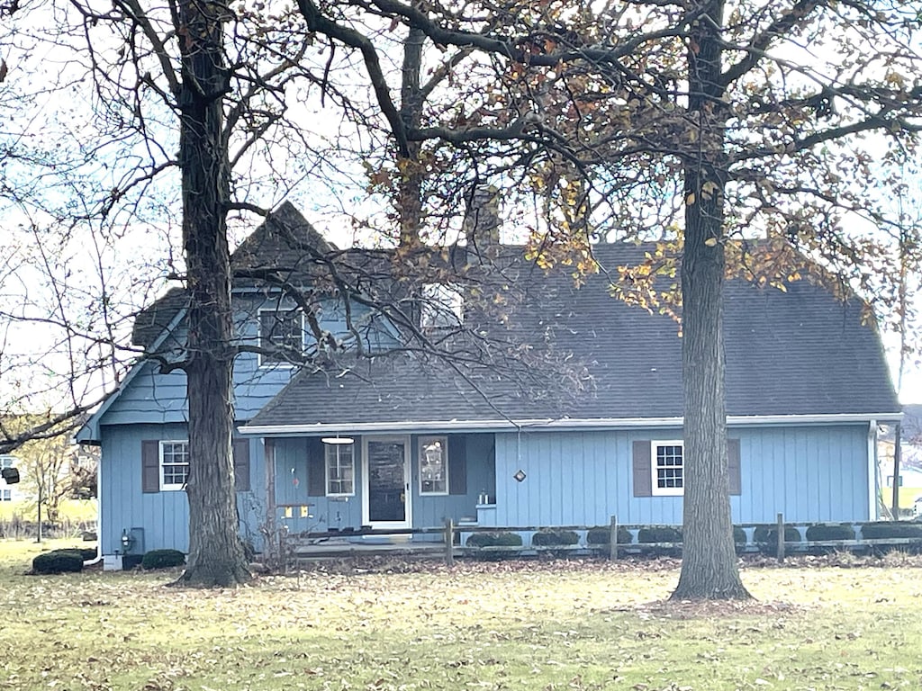 back of house featuring a lawn