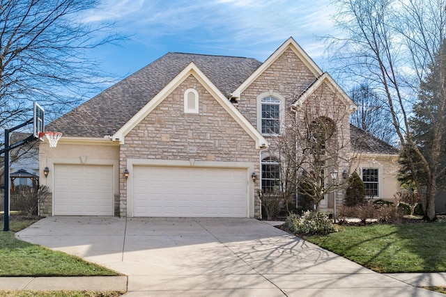 view of front of home featuring stucco siding, a shingled roof, an attached garage, driveway, and a front lawn