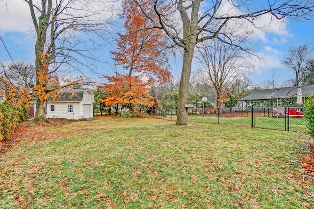 view of yard with an outdoor structure