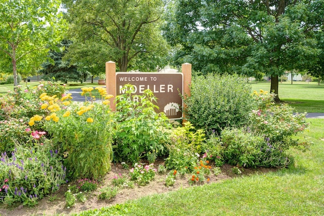 community / neighborhood sign featuring a yard