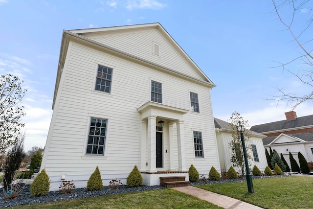 view of front of home featuring a front yard