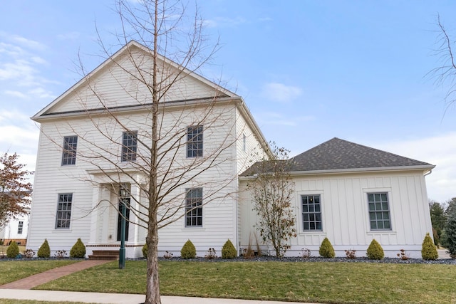 view of front facade with a front yard