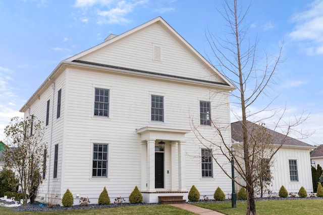 view of front of home with a front lawn