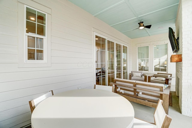 sunroom with ceiling fan