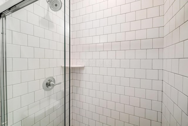 bathroom featuring tiled shower