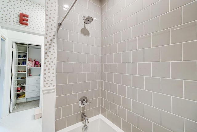 bathroom featuring tiled shower / bath combo