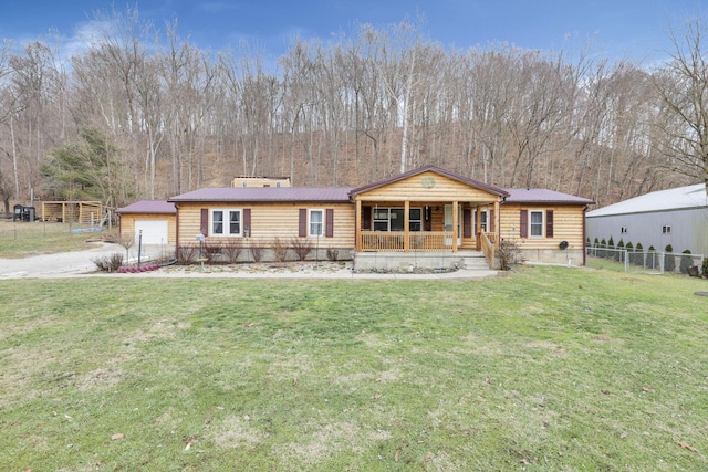 ranch-style home featuring a front yard and covered porch