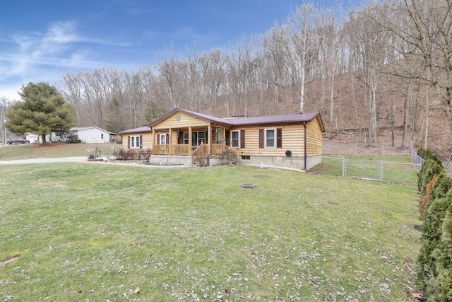 view of front of house featuring covered porch and a front yard