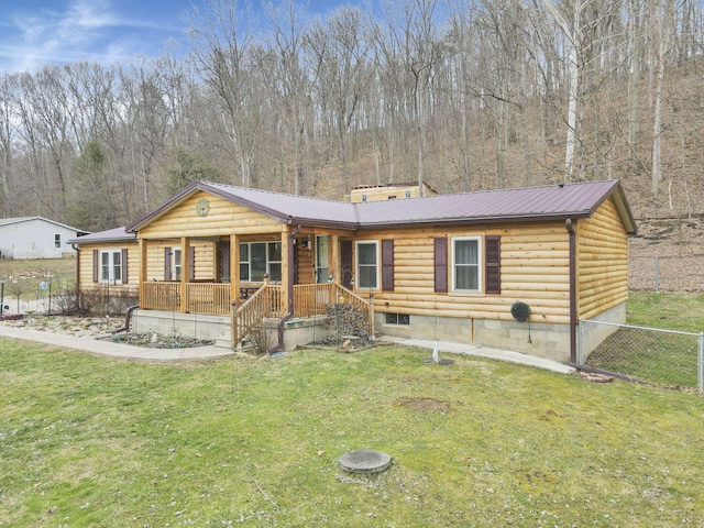 view of front of house featuring a front lawn