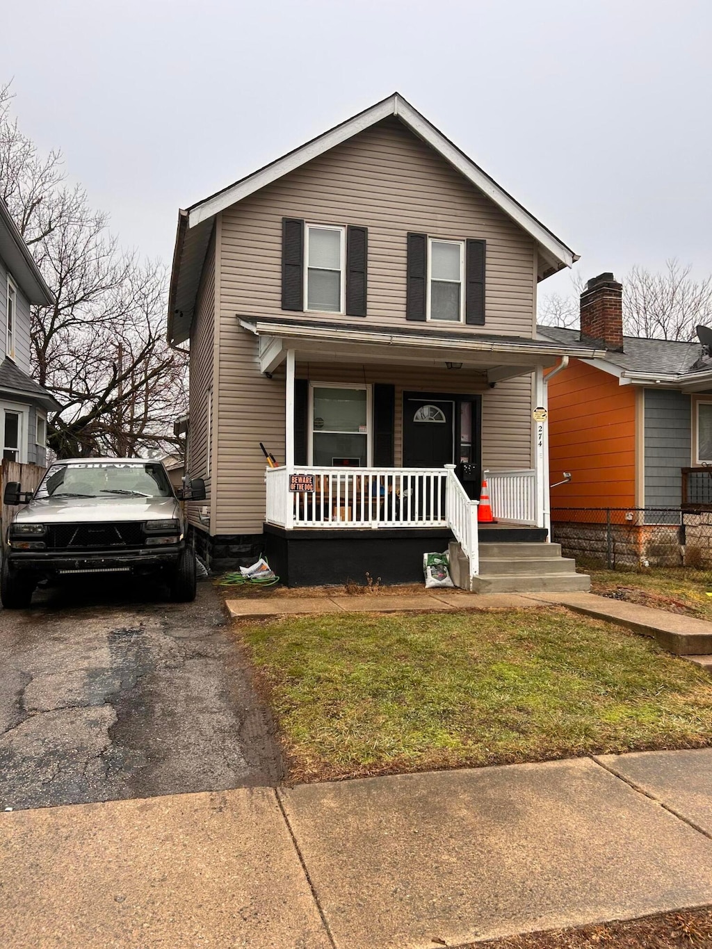 view of front facade featuring a porch and a front lawn