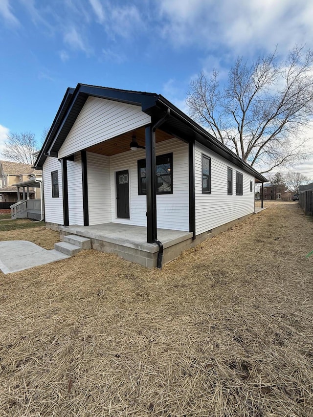 view of front of house featuring crawl space and a front lawn