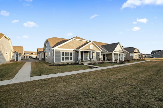 view of front facade featuring a front lawn